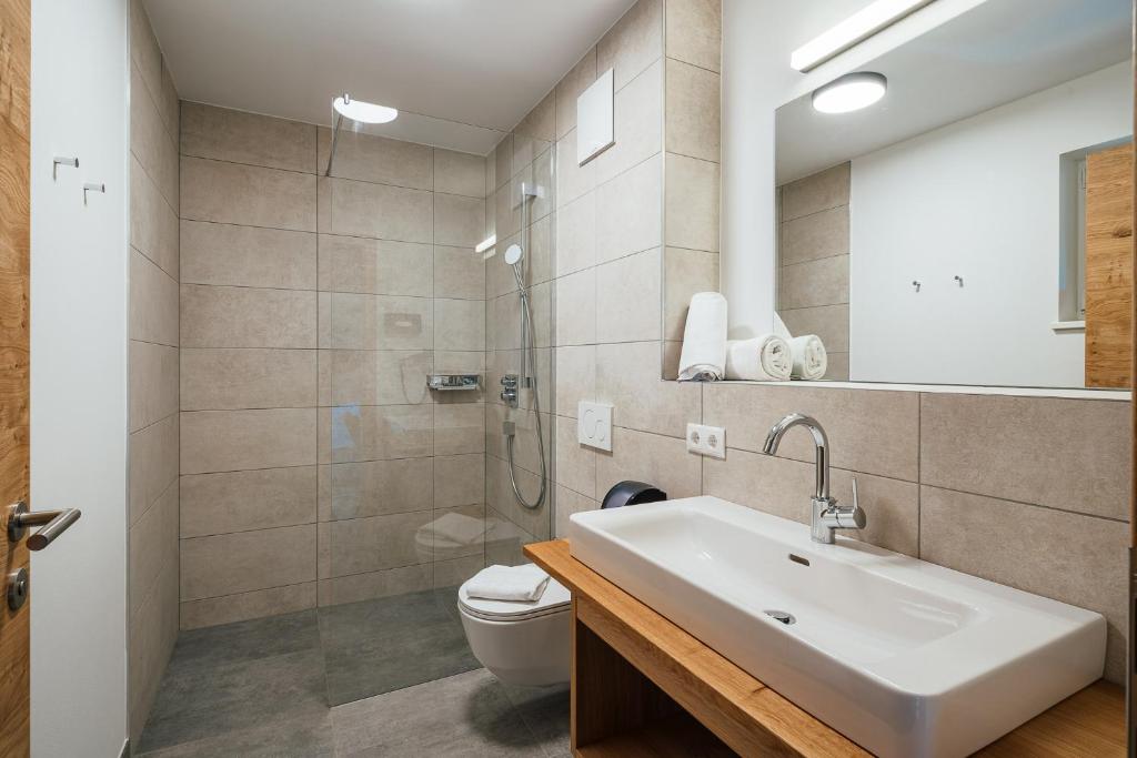Moderne badkamer van een appartement bij Der Kehlbachwirt