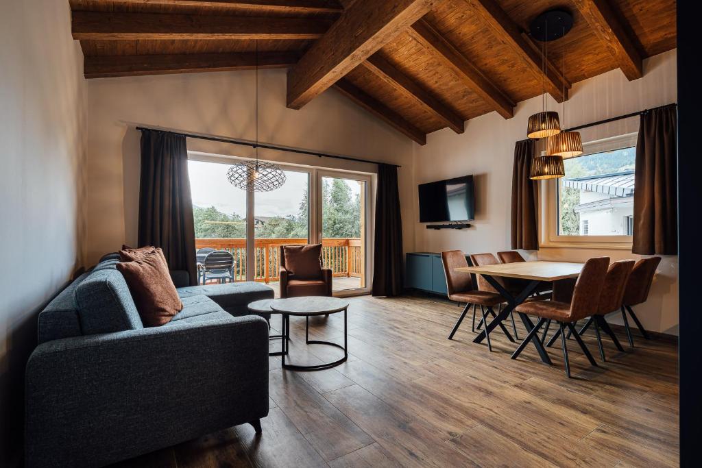 Een stijlvol appartement van Der Kehlbachwirt met keuken, balkon en eigen privésauna